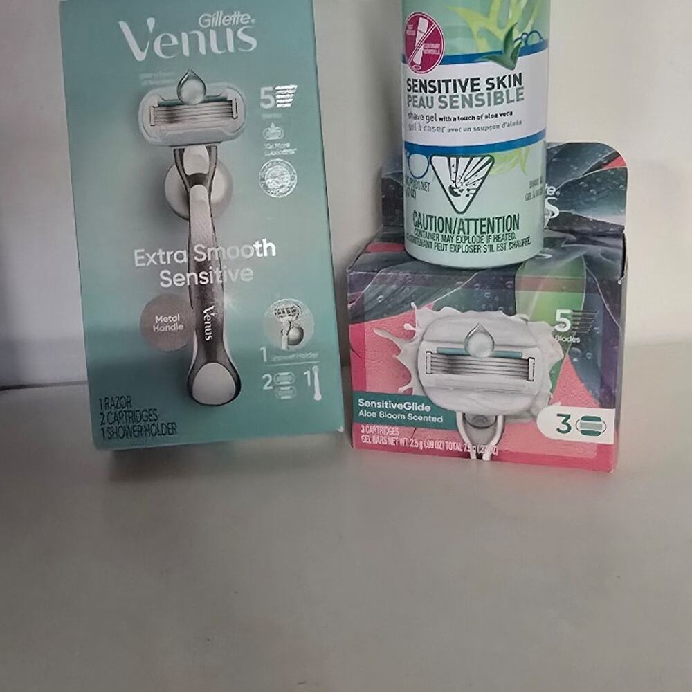 Gillette Venus Extra Smooth Sensitive Razor with Shaving Cream